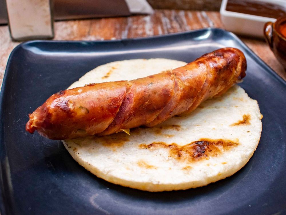 Arepa con chorizo colombiano
