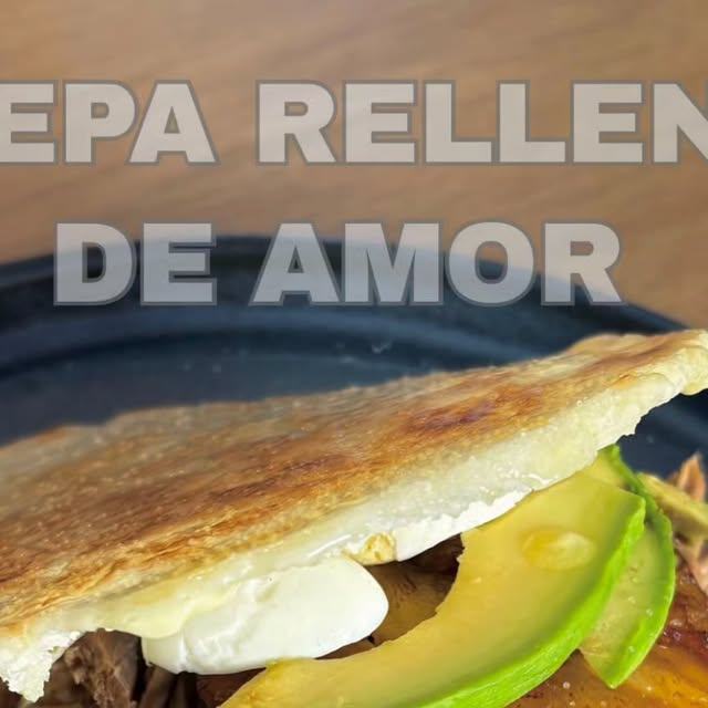 Arepa rellenita de amor abierta, con aguacate
