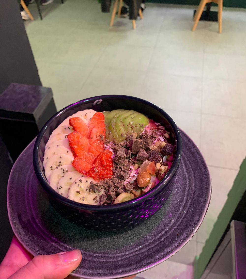 Bowl de fruta con fresas y aguacate