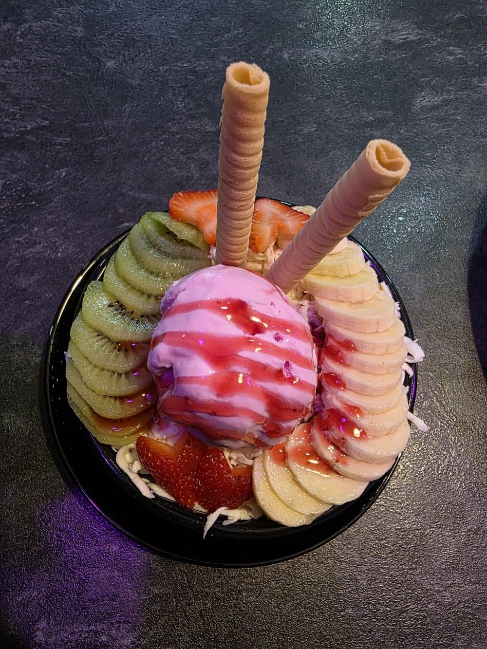 Ensalada de frutas con helado y barquillos