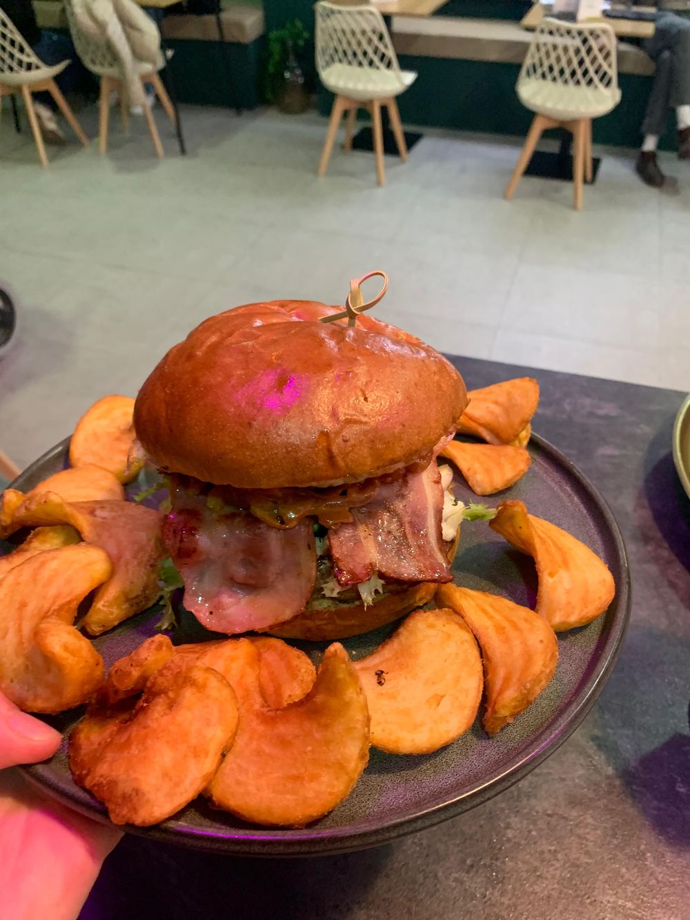 Hamburguesa del Rey con patatas