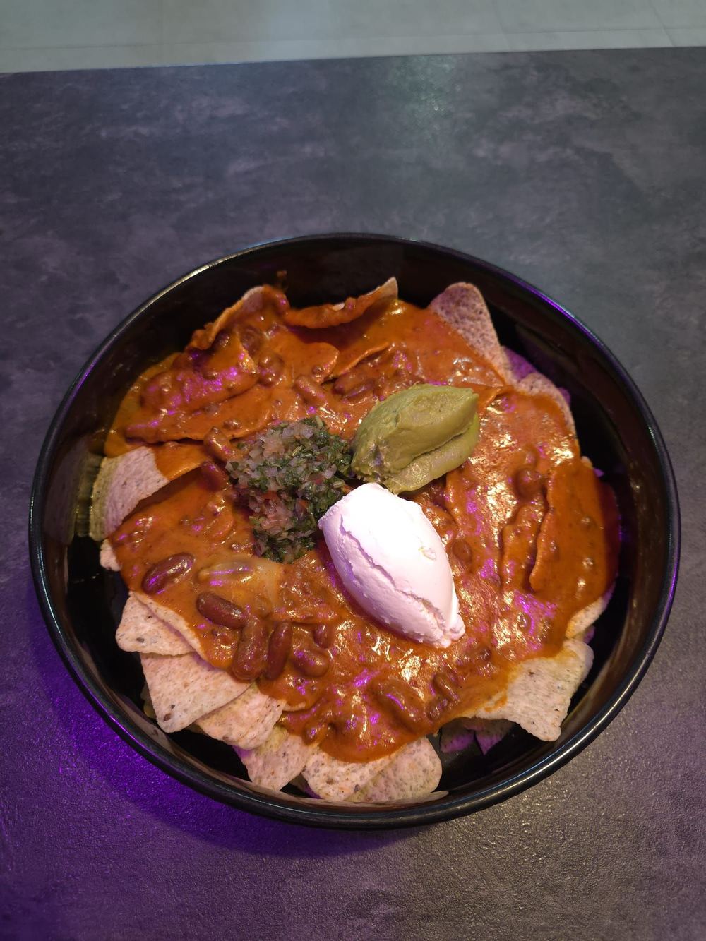 Nachos con chili y guacamole