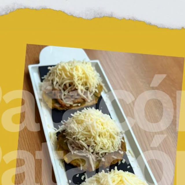 Patacones con queso gratinado